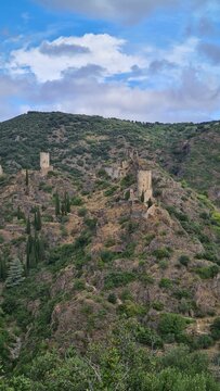 Les magnifiques ch&acirc;teaux de Lastours sur leur colline (Montagne Noire, Languedoc)