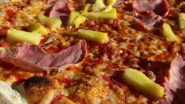 Eine leckere italienische Pizza Hawai.