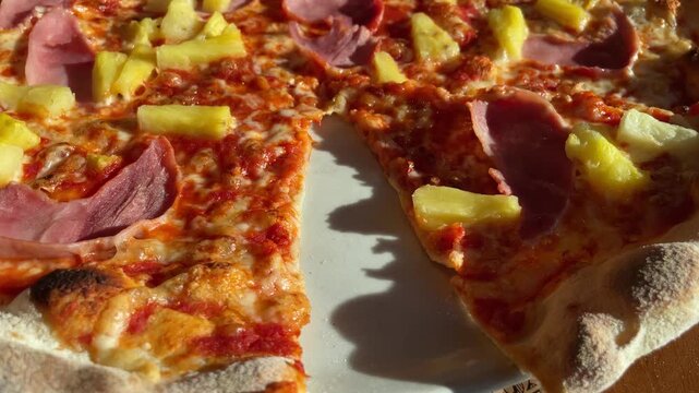 Eine leckere italienische Pizza Hawai.