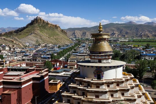 Panoramic view of Kumbum Stupa and Gyantse Dzong fortress from Pelkor Chode Monastery in Gyantse Tibet, showcasing historic Tibetan architecture and Himalayan cultural landscape