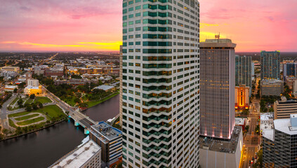 Obraz premium Tampa, Florida. Downtown district of American city after sunset with brightly illuminated high buildings and street traffic. USA travel destination.