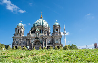 Berlin, germany, august 16, 2023. Berlin cathedral and its green dome with the fernsehturm in the background, showing historic architecture and modern landmark © Massimo Parisi