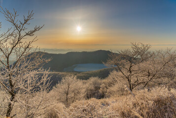 樹氷の赤城山地蔵岳登山道から朝日に染まる樹氷と完全氷結の小沼
タイトル変更