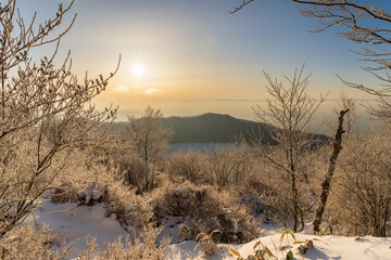樹氷の赤城山地蔵岳登山道から朝日に染まる樹氷と完全氷結の小沼
タイトル変更