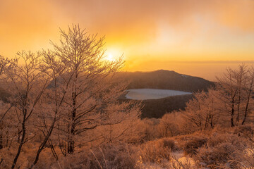 樹氷の赤城山地蔵岳登山道から朝日に染まる樹氷と完全氷結の小沼
タイトル変更
