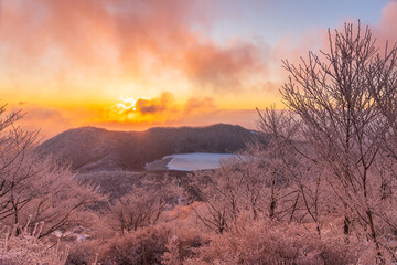 樹氷の赤城山地蔵岳登山道から朝日に染まる樹氷と完全氷結の小沼
タイトル変更