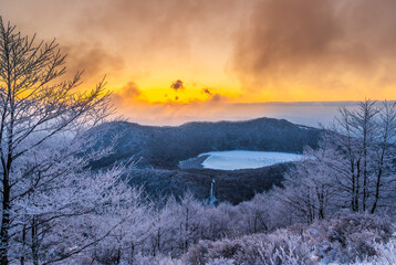 樹氷の赤城山地蔵岳登山道から朝日に染まる樹氷と完全氷結の小沼
タイトル変更