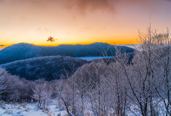 樹氷の赤城山地蔵岳登山道から朝日に染まる樹氷と完全氷結の小沼
タイトル変更