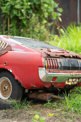 放置された赤い車