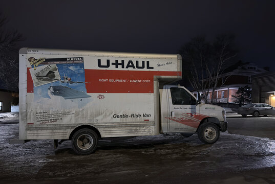 U-Haul, soci&eacute;t&eacute; am&eacute;ricaine de location d'&eacute;quipement de d&eacute;m&eacute;nagement et de stockage en hiver le soir.