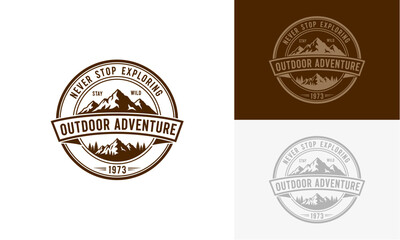 Obraz premium Vintage Outdoor Adventure Logos Featuring Mountains and Wilderness Exploration Themes in Various Color Schemes