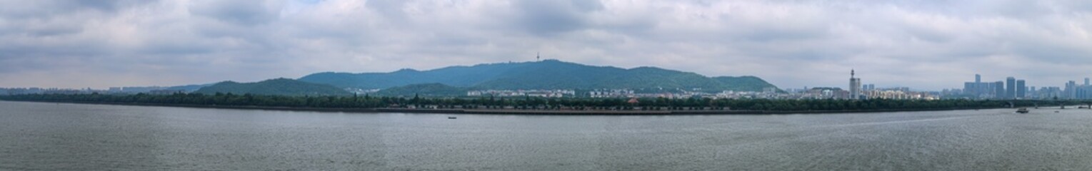 Fototapeta premium Panoramic View of the Xiang River and Yuelu Mountain