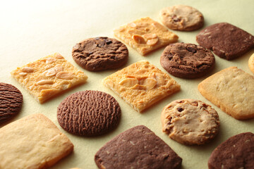俯瞰で撮影した暖色系背景のクッキーの集合写真