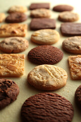 俯瞰で撮影した暖色系背景のクッキーの集合写真