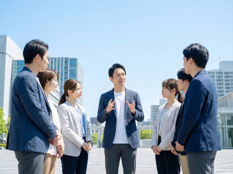 屋外で話すビジネスパーソン