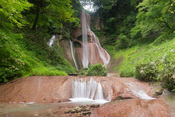 新緑の嫗仙（おうせん）の滝 © 義之 古川