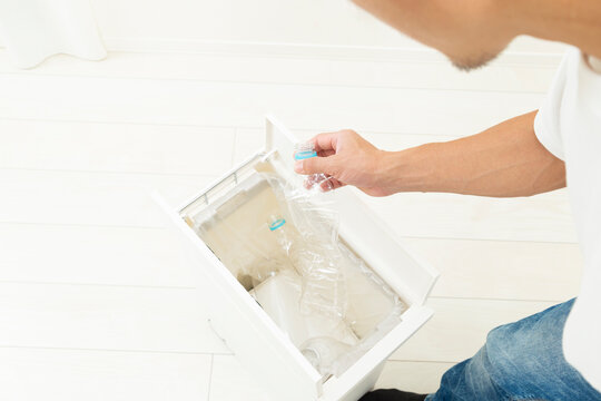 ペットボトルを捨てる男性