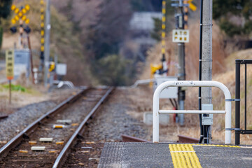 存廃が議論される久留里線・上総亀山駅のホーム端と線路