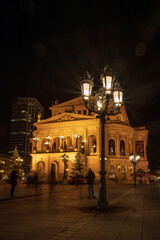 Fototapeta premium Die Alte Oper in Frankfurt am Main erstrahlt in festlicher Weihnachtsbeleuchtung. Das historische gebäude im Stadtzentrum ist mit glitzernden Lichtern und weihnachtlicher Dekoration geschmückt 