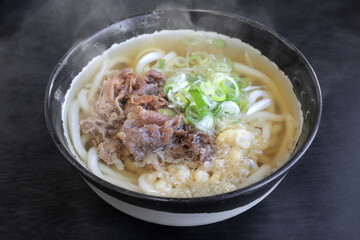 湯気の上がる温かい肉うどん
