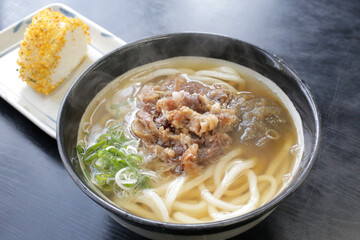 湯気の上がる温かい肉うどん