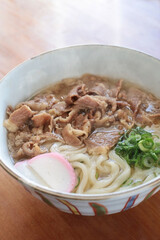 湯気の上がる温かい肉うどん