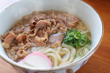湯気の上がる温かい肉うどん