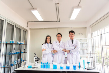 Obraz premium Successful team of young scientists with teamwork concepts.