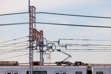 電車のパンタグラフと架線の張力調整装置（テンションバランサー）