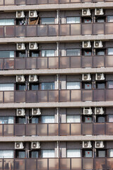 マンションのベランダに並ぶエアコン室外機と外壁