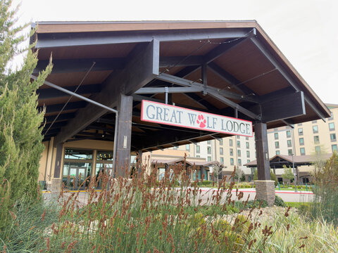 Great Wolf Lodge Covered Entrance With Landscaping In Manteca