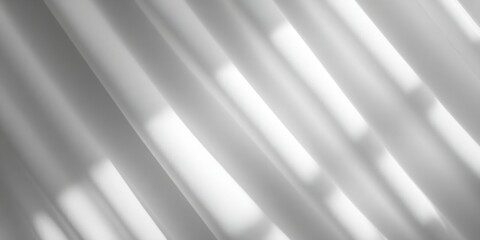Fototapeta premium Abstrakte Textur aus Falten und Lichtreflexen auf weißem Stoff