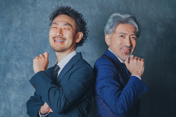 背中合わせで立つスーツ姿の男性