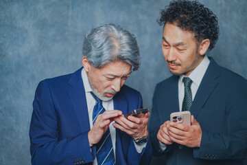 スマートフォンを操作するスーツ姿の男性