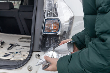 破損した自動車のテールライト