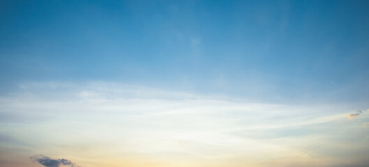 Obraz premium the sky is cloudy with fluffy white clouds, the sunlight is golden yellow, and the atmosphere is bright and peaceful.