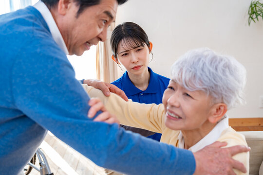 男性からの介護を怖がるシニア女性