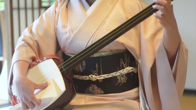 三味線を弾く女性