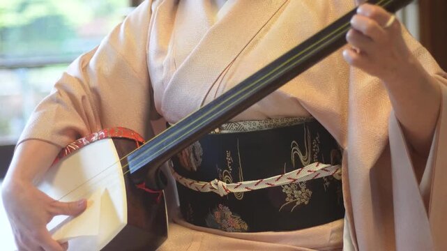 三味線を弾く女性