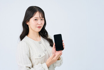 Naklejka premium スマートフォンを操作する若い女性