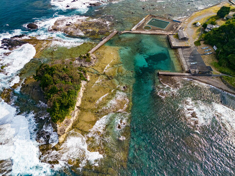 尾ヶ崎ウイングから見る下田の海。
高さ80mの断崖絶壁に展望台が設けられている。
眼下には白浜坂戸海岸があり、沖に小さな竜宮島が浮かんでいる。
竜宮島には白嶋神社の赤い鳥居が見える。
許可を得てドローンで空中撮影をしている。
日本国静岡県下田市-2025
