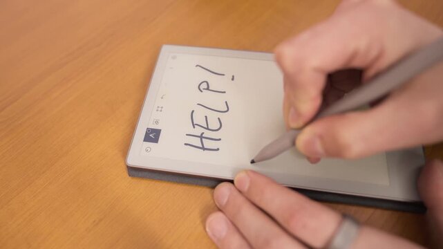 A request for help quickly written on an electronic notepad. A call and an attempt to attract attention.