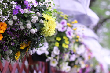美しく飾られたカラフルな花たち