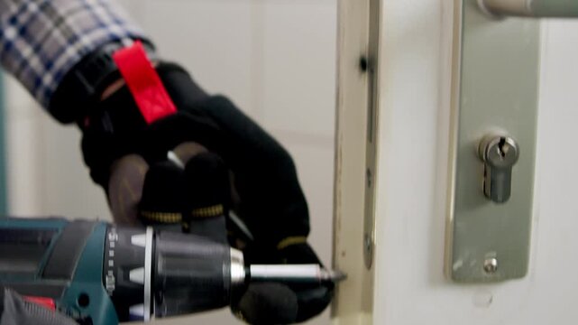 Skilled Locksmith Expert Repairing
