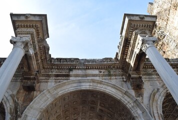 Obraz premium Hadrian's Gate in Antalya. An architectural monument on a street in the Turkish city of Antalya. 