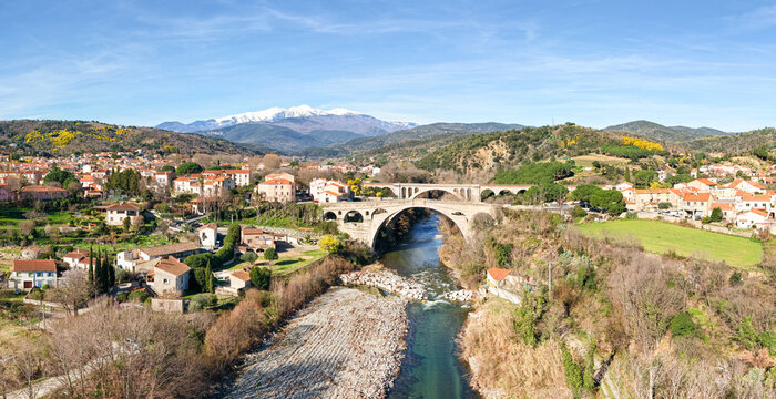 Panorama de C&eacute;ret et du tech dans les pyr&eacute;n&eacute;es orientales en r&eacute;gion occitanie (66400) France	