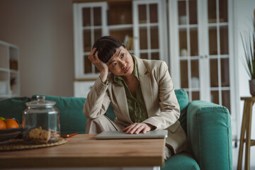 Obraz premium Asian businesswoman experiencing remote work frustration and digital communication stress