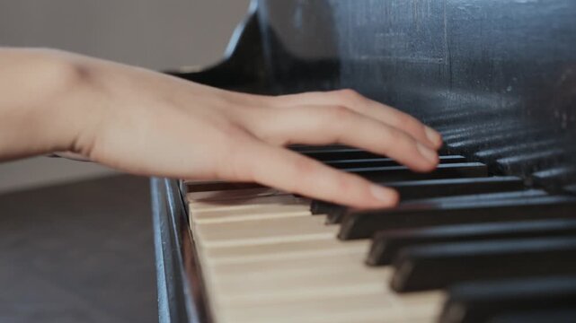hands of the piano player