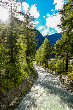 L&auml;ngenfeld, Fischbach, Bergbach, Fluss, Flussufer, Fischbachbr&uuml;cke, &Uuml;berschwemmung, Hochwasser, Schutzmassnahmen, &Ouml;tztal, Tirol, Wanderweg, Berge, Wald, Herbst, Sommer, &Ouml;sterreich