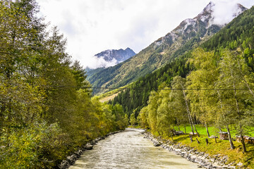 Fototapeta premium Längenfeld, Ötztaler Ache, Fluss, Uferweg, Ötztal, Wanderweg, Tal, Tirol, Berge, Wald, Landwirtschaft, Sölden, Herbst, Spätsommer, Österreich